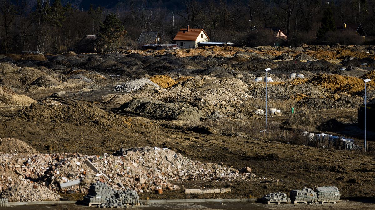 Policie zajistila pozemky v obci, kam se z Prahy navážela toxická zemina